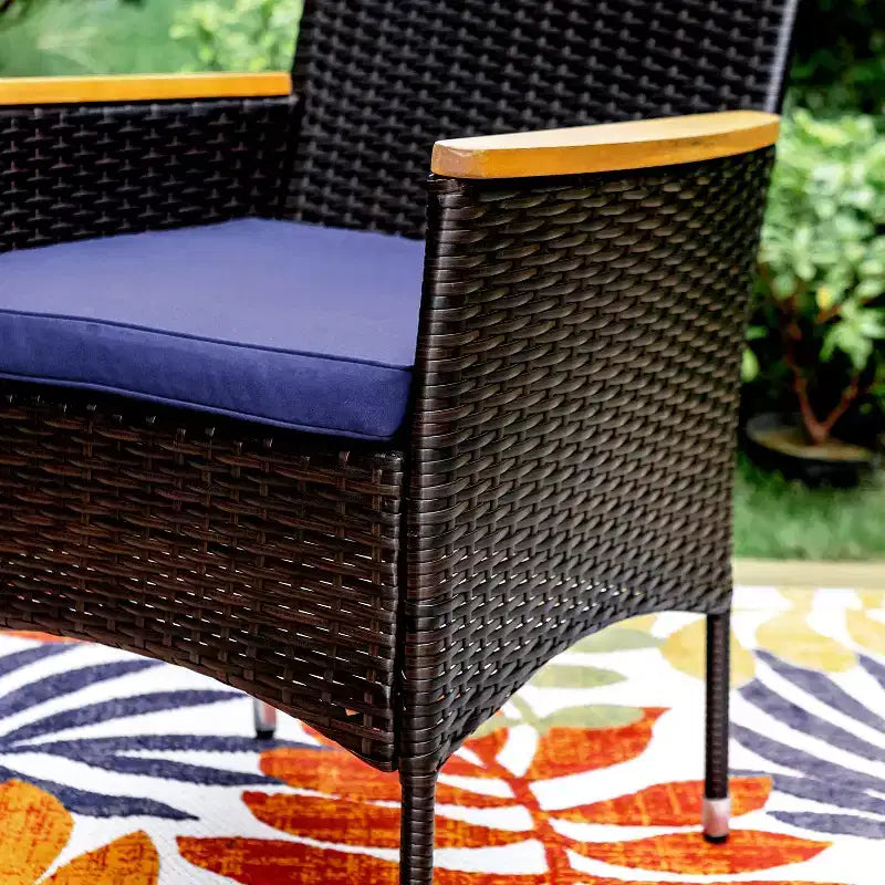 Mesa de madera de acacia para comedor de patio de 7 piezas Captiva Designs, con tablero acabado al aceite y sillas de ratán