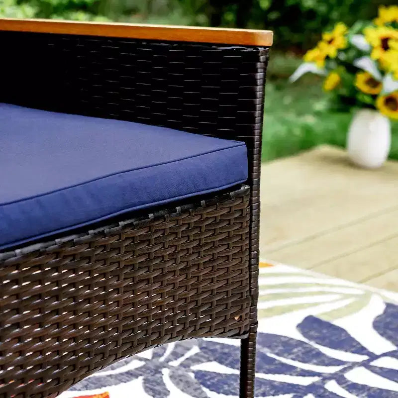 Mesa de madera de acacia para comedor de patio de 7 piezas Captiva Designs, con tablero acabado al aceite y sillas de ratán