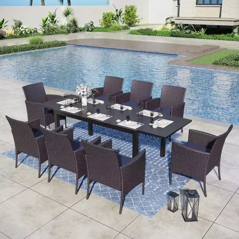 Mesa de comedor extensible de acero para patio exterior Captiva Designs de 9 piezas y sillas de ratán con brazos en forma de media luna