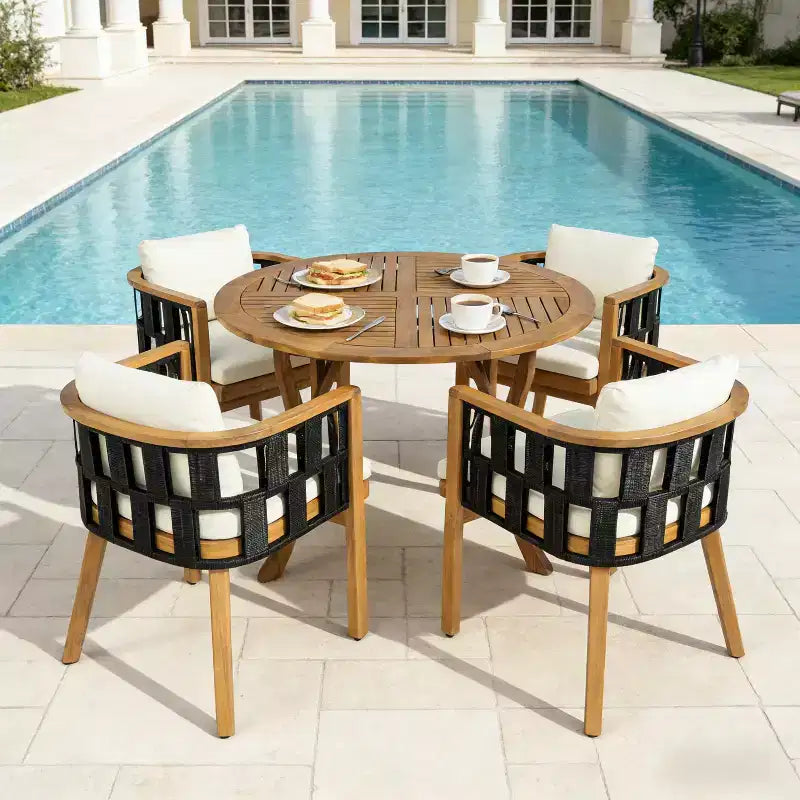 Set da pranzo da patio in legno di acacia ModernLuxe, tavolo da pranzo da esterno e 4 poltrone in corda intrecciata con cuscini color crema, teak+nero