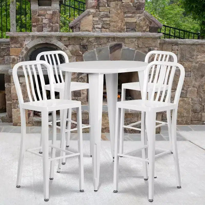 Emma and Oliver Commercial 30-Zoll-Bartischgarnitur aus Metall für den Innen- und Außenbereich mit rundem Tisch und 4 Hockern mit Lattenlehne