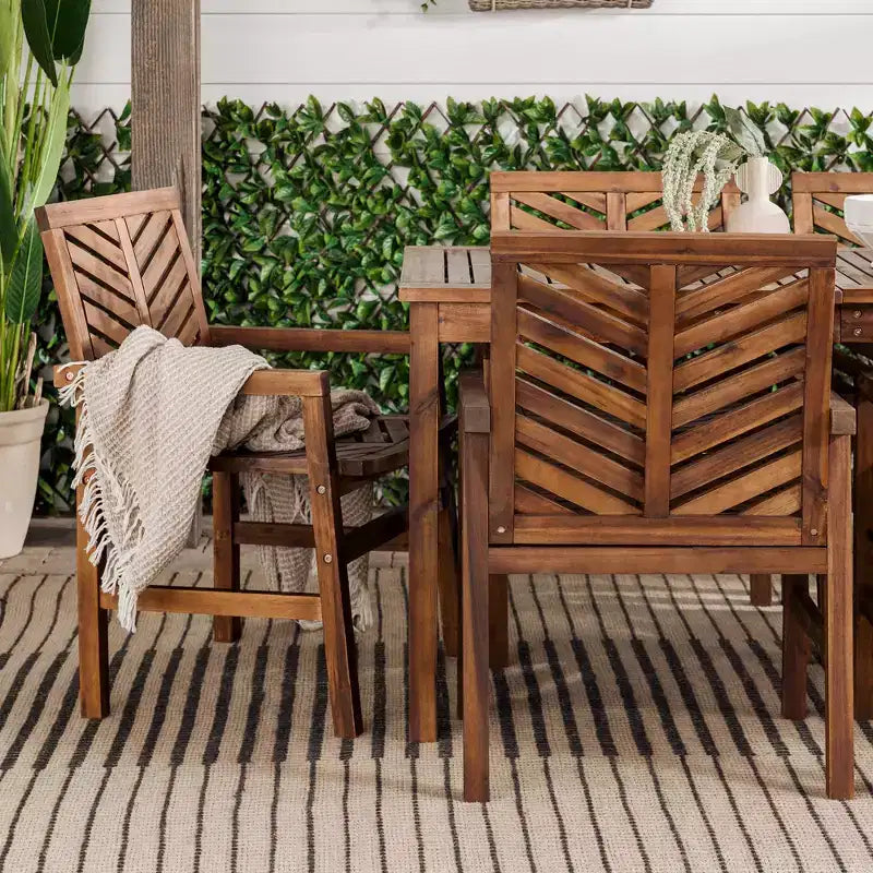 Juego de comedor de patio de acacia con listones en patrón de chevron de 7 piezas - Saracina Home