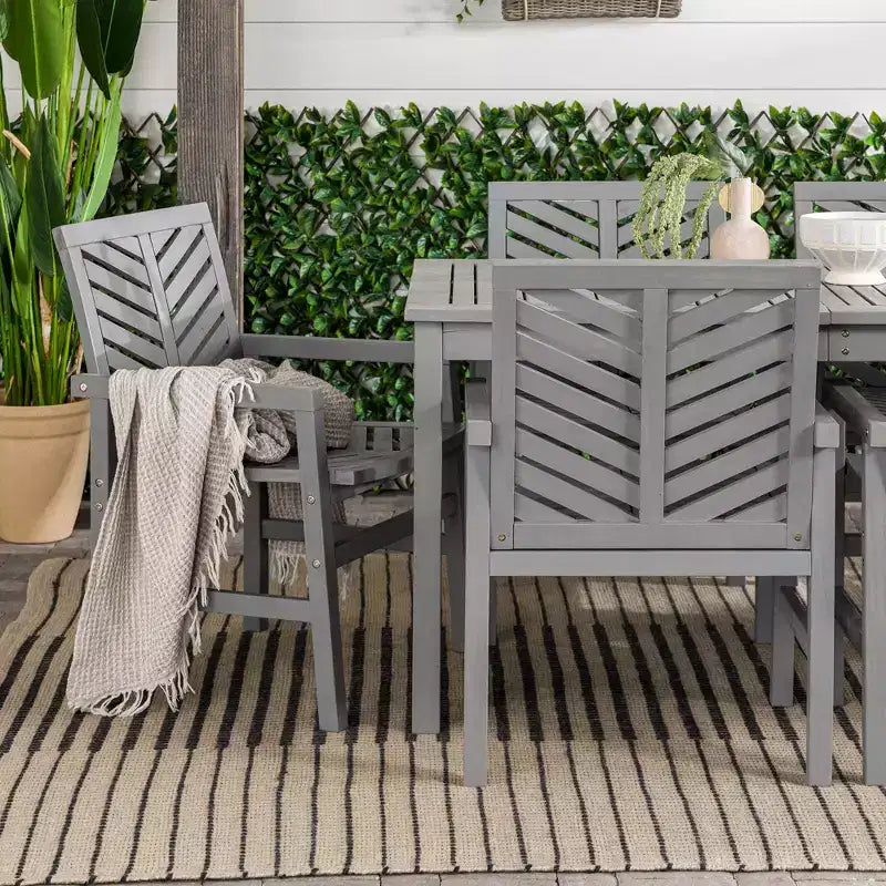 Juego de comedor de patio de acacia con listones en patrón de chevron de 7 piezas - Saracina Home