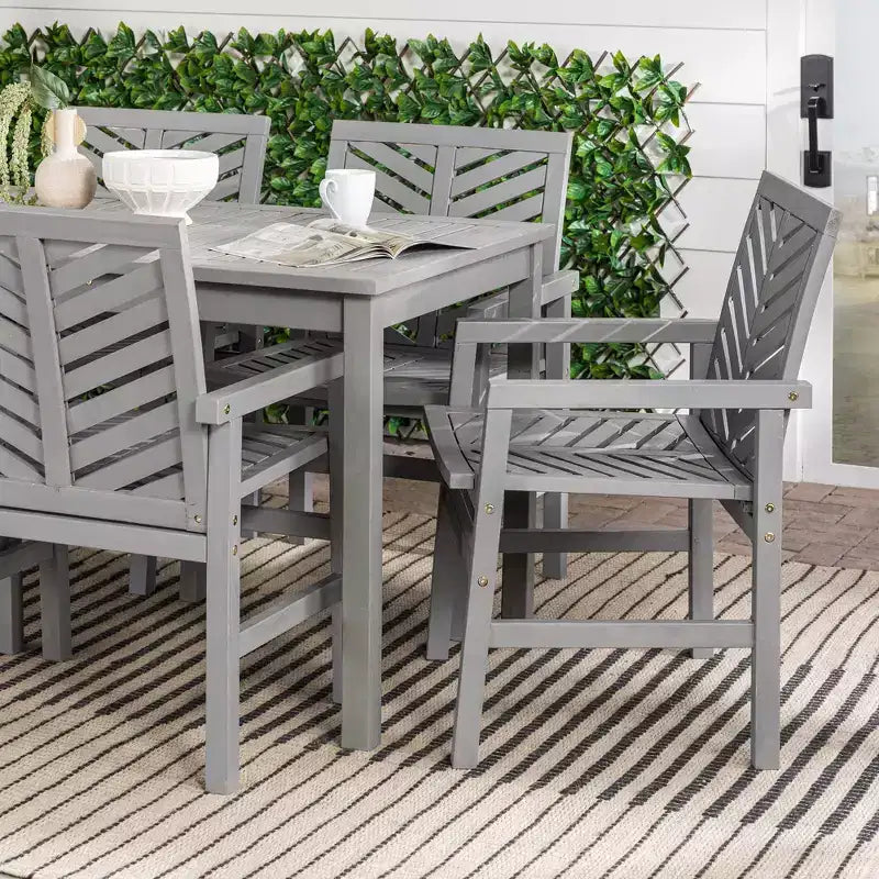 Juego de comedor de patio de acacia con listones en patrón de chevron de 7 piezas - Saracina Home