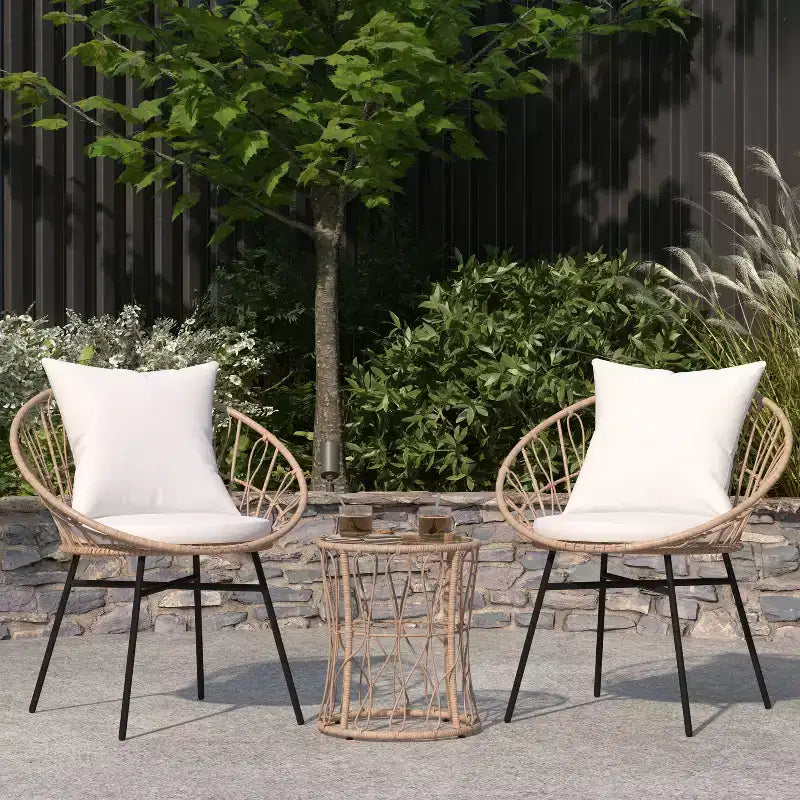 Merrick Lane 3-teiliges Terrassen-Set mit Rattanseilen-Stühlen, passendem Beistelltisch mit Glasplatte und Kissen für den Innen- und Außenbereich