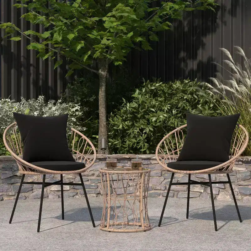 Merrick Lane 3-teiliges Terrassen-Set mit Rattanseilen-Stühlen, passendem Beistelltisch mit Glasplatte und Kissen für den Innen- und Außenbereich