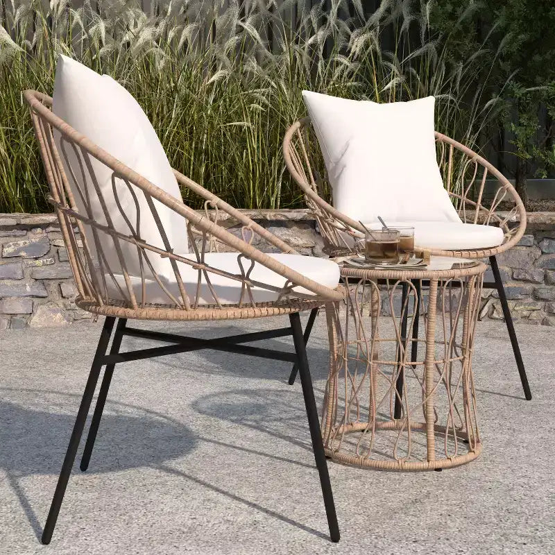 Merrick Lane 3-teiliges Terrassen-Set mit Rattanseilen-Stühlen, passendem Beistelltisch mit Glasplatte und Kissen für den Innen- und Außenbereich