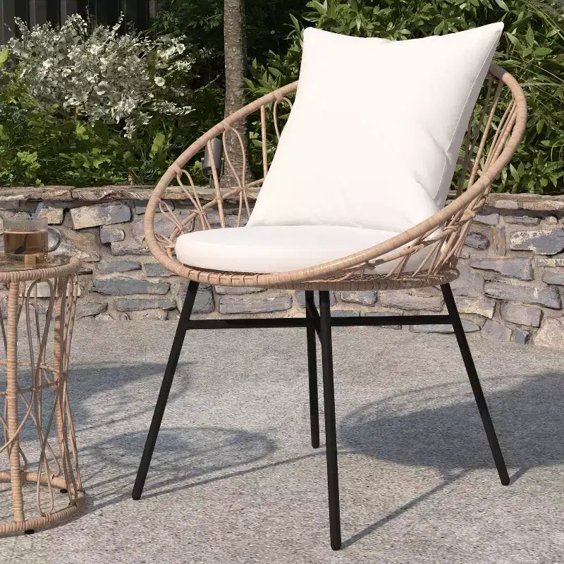 Merrick Lane 3-teiliges Terrassen-Set mit Rattanseilen-Stühlen, passendem Beistelltisch mit Glasplatte und Kissen für den Innen- und Außenbereich