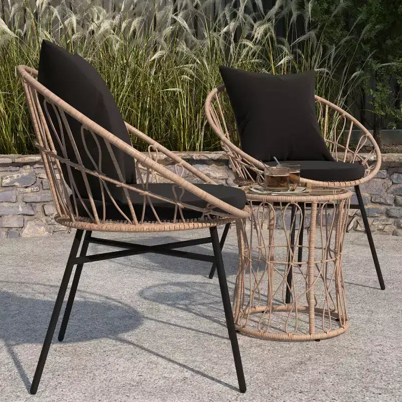 Merrick Lane 3-teiliges Terrassen-Set mit Rattanseilen-Stühlen, passendem Beistelltisch mit Glasplatte und Kissen für den Innen- und Außenbereich