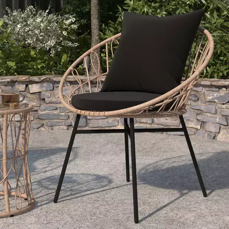 Merrick Lane 3-teiliges Terrassen-Set mit Rattanseilen-Stühlen, passendem Beistelltisch mit Glasplatte und Kissen für den Innen- und Außenbereich