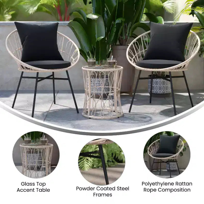 Merrick Lane 3-teiliges Terrassen-Set mit Rattanseilen-Stühlen, passendem Beistelltisch mit Glasplatte und Kissen für den Innen- und Außenbereich
