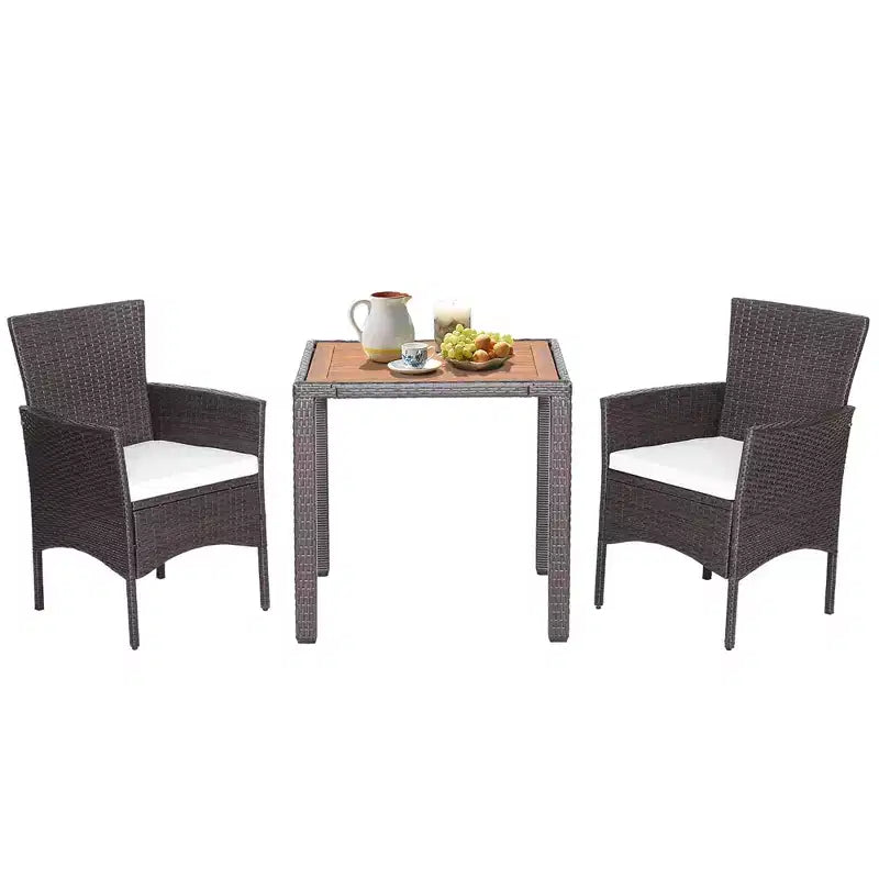 Juego de comedor de mimbre para patio de 3 piezas Costway, tablero de mesa de madera de acacia con sillas acolchadas para jardín