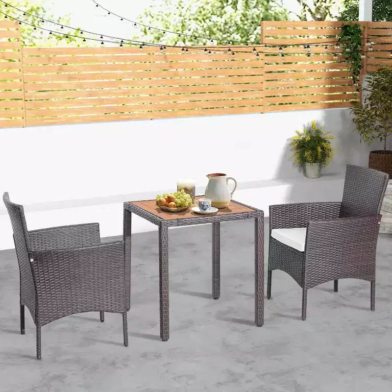 Juego de comedor de mimbre para patio de 3 piezas Costway, tablero de mesa de madera de acacia con sillas acolchadas para jardín