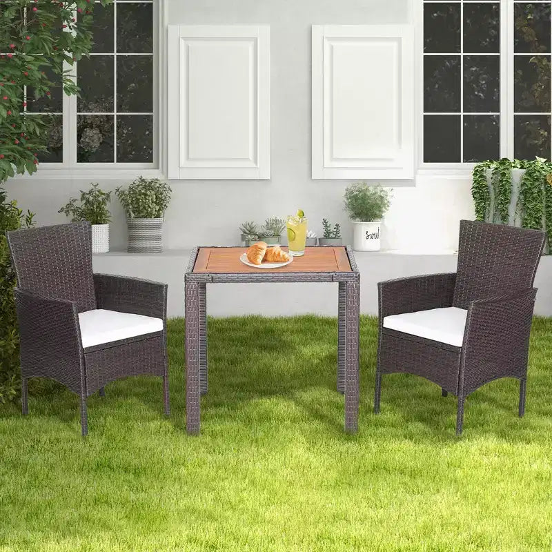 Juego de comedor de mimbre para patio de 3 piezas Costway, tablero de mesa de madera de acacia con sillas acolchadas para jardín