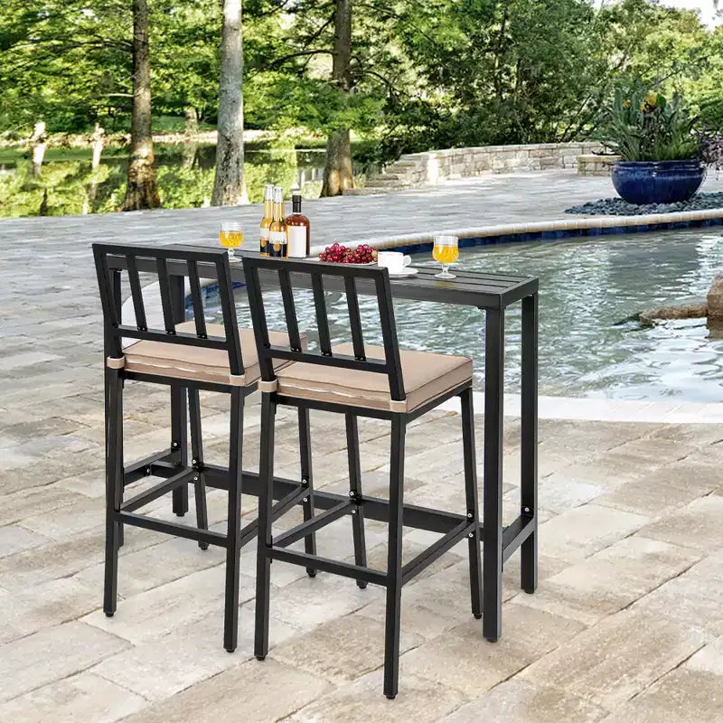 Juego de mesa y sillas de bar de metal para exterior Costway, de 3 piezas, juego de mesa de comedor de patio con cojín