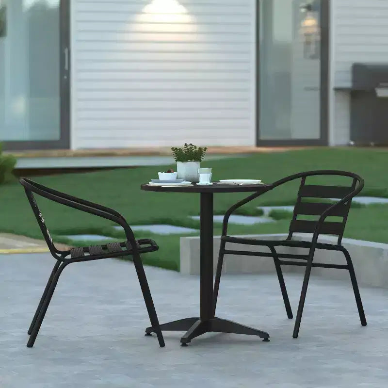 Emma and Oliver runder Aluminium-Tisch für drinnen und draußen, 23,5″, mit 2 Stühlen mit Lattenlehne