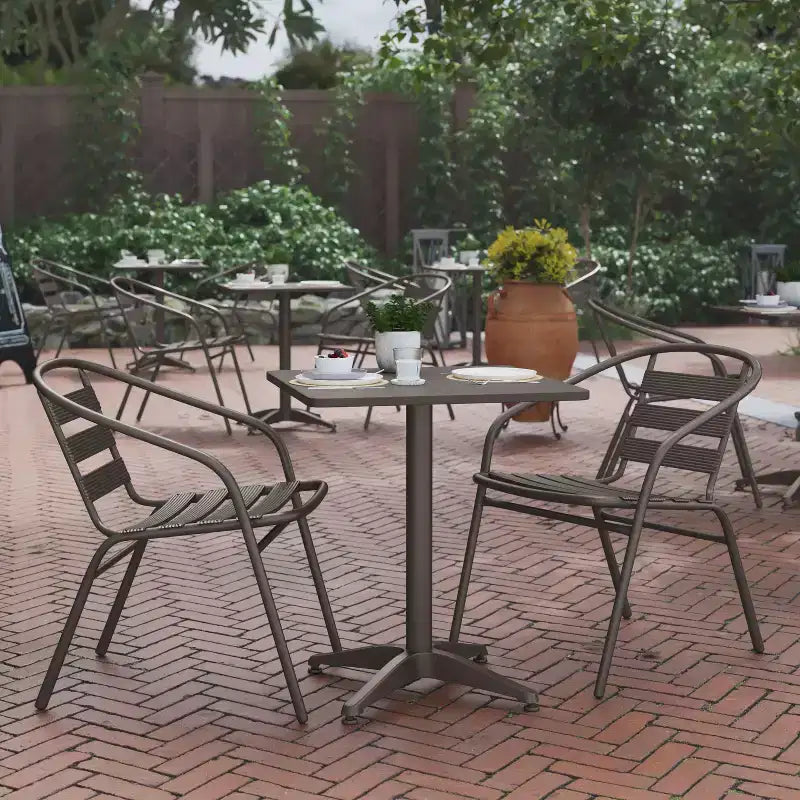 Conjunto de mesa cuadrada de aluminio para interior y exterior Flash Furniture Lila de 23,5" con 2 sillas con respaldo de listones