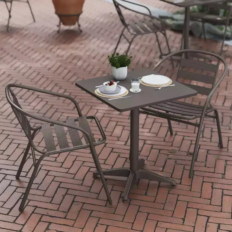Conjunto de mesa cuadrada de aluminio para interior y exterior Flash Furniture Lila de 23,5" con 2 sillas con respaldo de listones