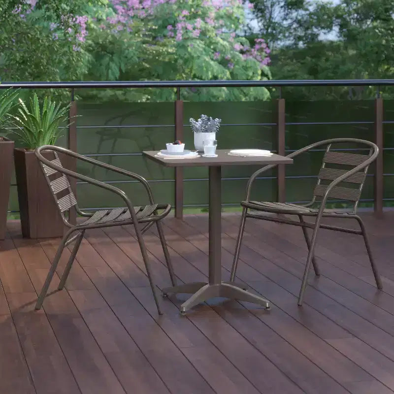Conjunto de mesa cuadrada de aluminio para interior y exterior Flash Furniture Lila de 23,5" con 2 sillas con respaldo de listones
