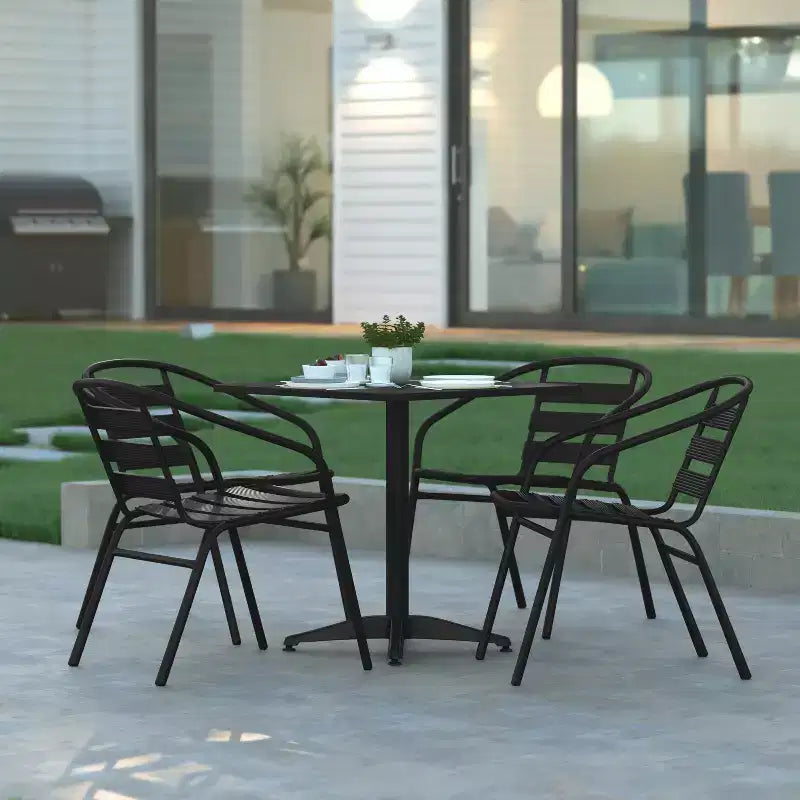 Conjunto de mesa cuadrada de aluminio para interior y exterior Emma and Oliver de 27,5" con 4 sillas con respaldo de listones
