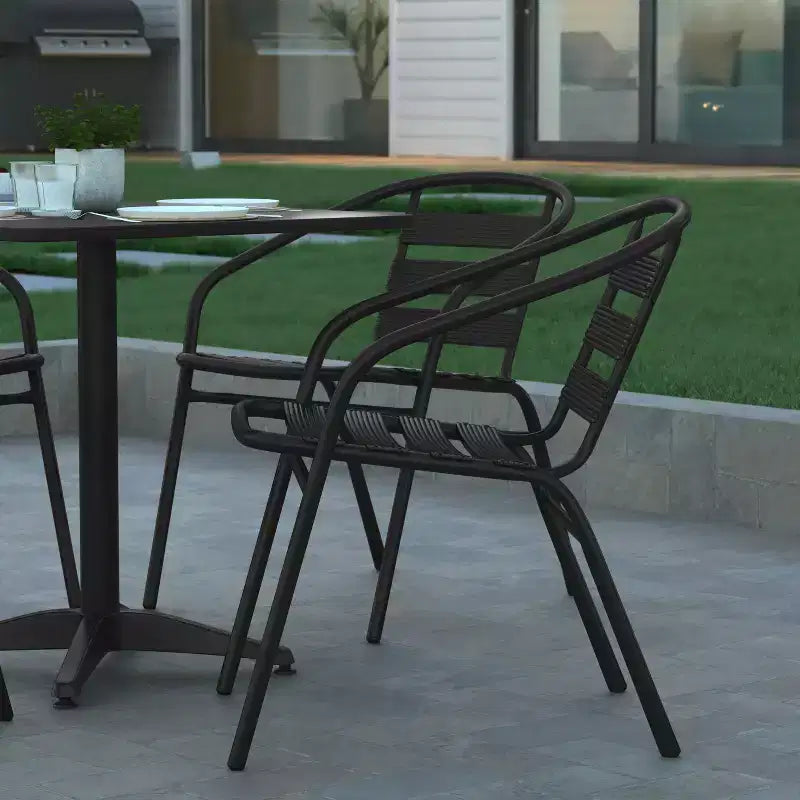 Conjunto de mesa cuadrada de aluminio para interior y exterior Emma and Oliver de 27,5" con 4 sillas con respaldo de listones