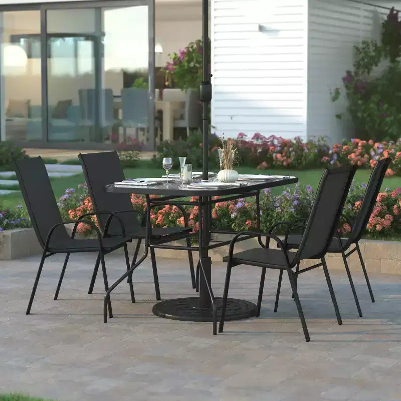 Emma and Oliver 5-teiliges Outdoor-Esstischset mit Terrassentisch und Tischplatte aus gehärtetem Glas sowie 4 stapelbaren Flex-Comfort-Stühlen aus Textilene